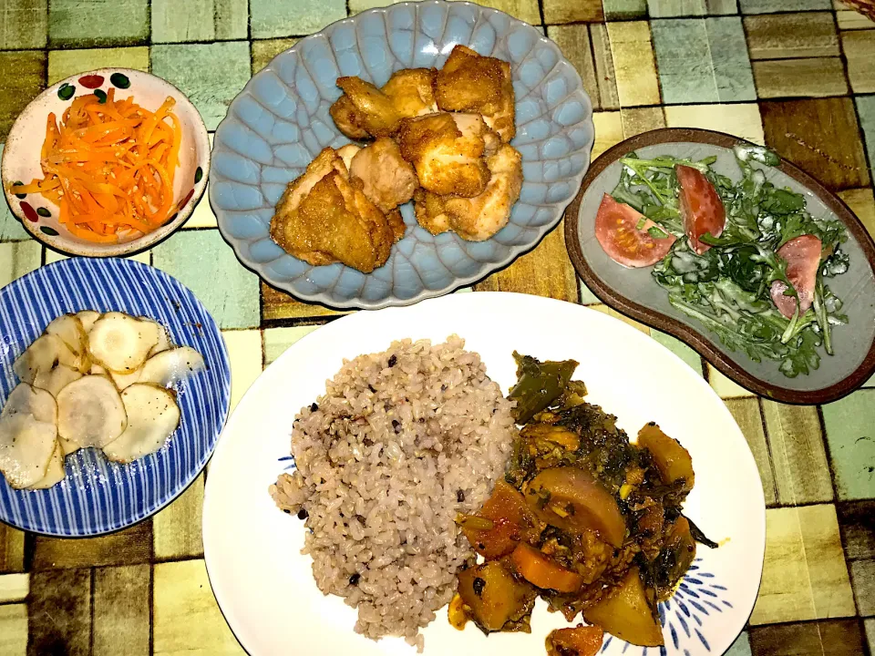 Snapdishの料理写真:玄米と雑穀ご飯　ベジタブルカレー🍛春菊とトマトサラダ🥗　鶏モモ肉唐揚げ　ニンジン🥕酢和え　菊芋イタリアンドレッシングで|mariamさん