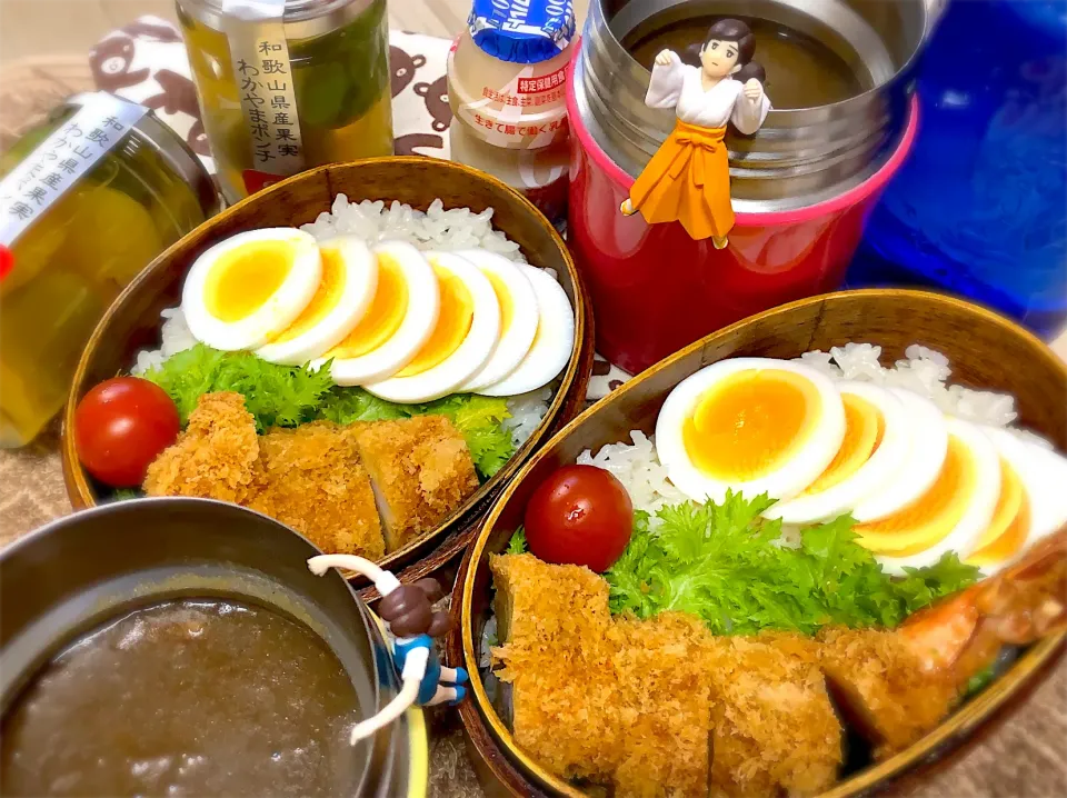 辛口サガリカレー🍛&茹で玉子&エビフライ🍤&わさび菜&プチトマト🍅&わかやまポンチ🍊🍇🍑の夫婦お弁当♪|桃実さん