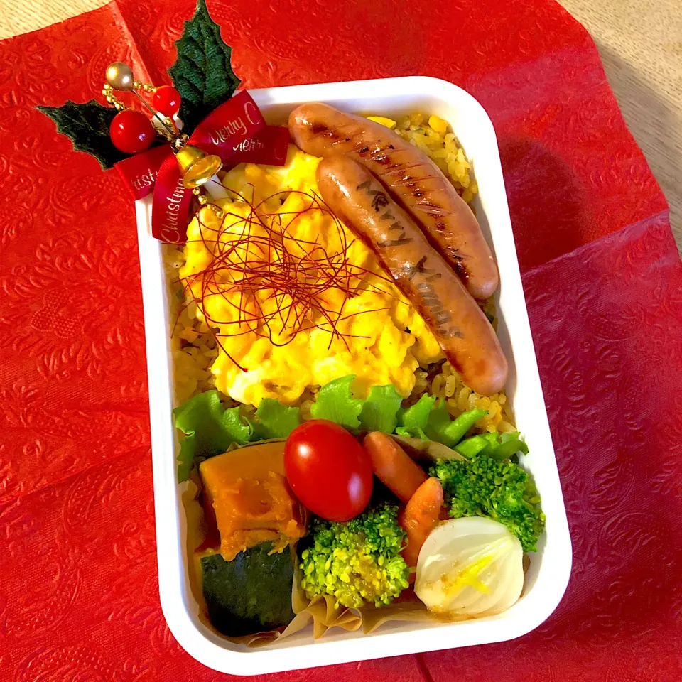 Snapdishの料理写真:クリスマスチャーハン弁当|emichococo625さん