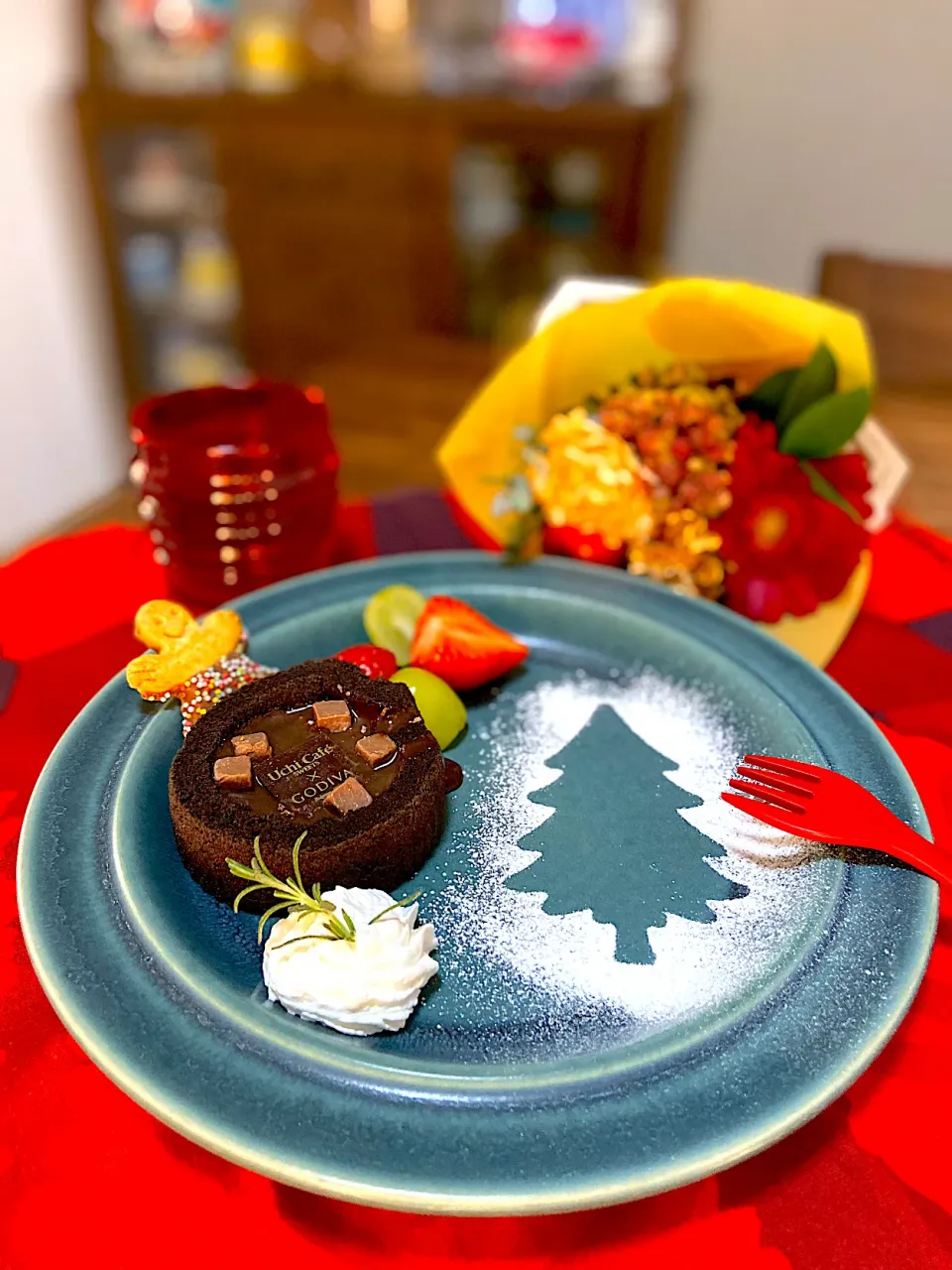 Snapdishの料理写真:クリスマスプレート🎄uchi cafe×GODIVA ショコラアイスクリームロールケーキ|ナナさん