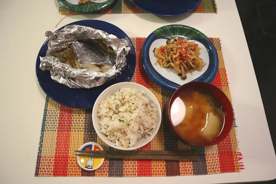 今日の夕食 さわらの塩麹ホイル蒸し、切り干し大根の炒め物、麦ご飯、じゃがいもとわかめの味噌汁|pinknari🐰🌈さん