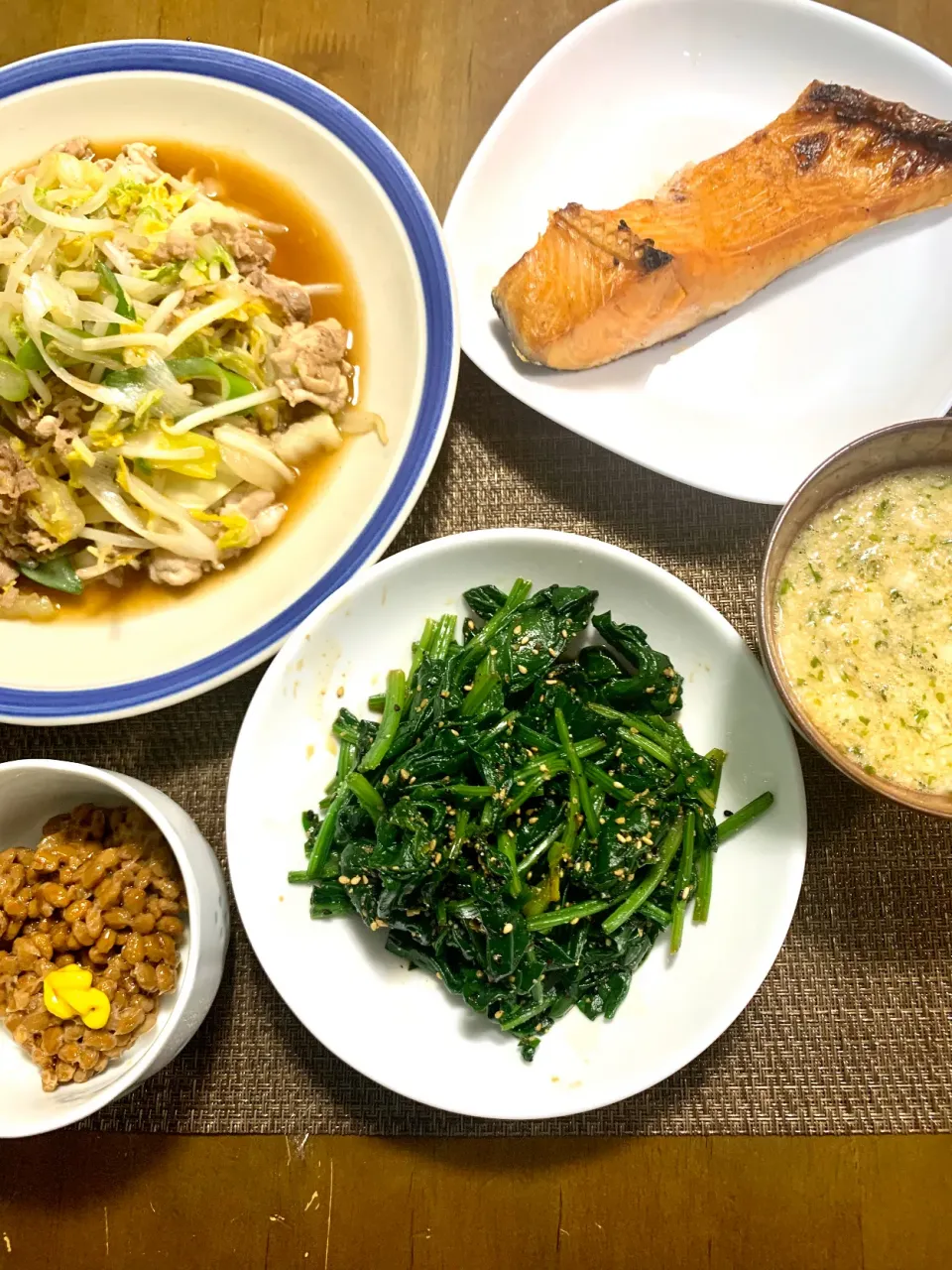 昨日の豚しゃぶ残り肉野菜のオイスター炒め、焼魚鮭、とろろ、ほうれん草の胡麻和え、納豆です。|レモンさん