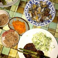 玄米雑穀ご飯　ビーツ入りハンバーグ　アサリのオリーブ油炒め　ニンジン柔らか酢　焼きアスパラ