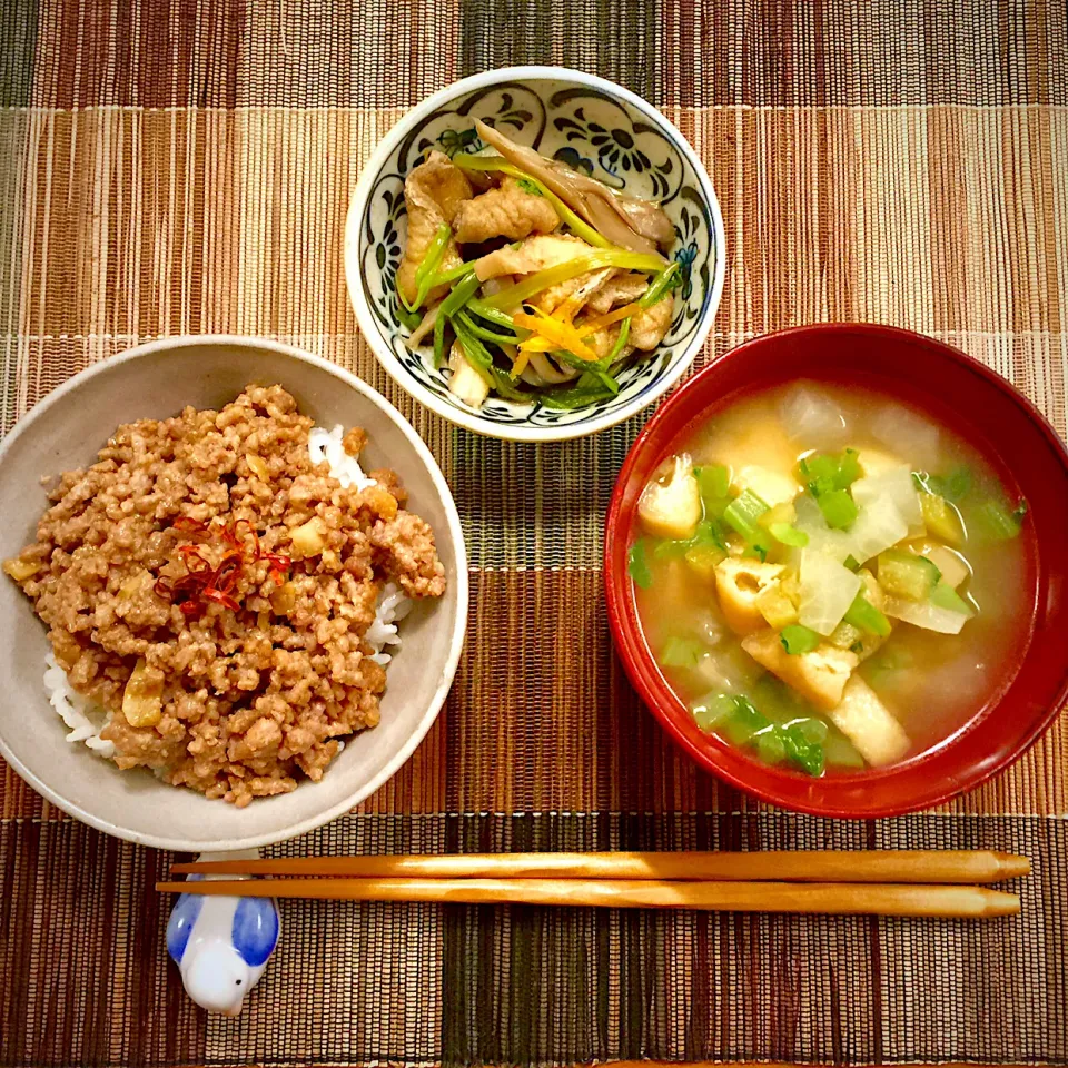 肉味噌のっけごはん  野菜と油揚げのお味噌汁|hachicoさん