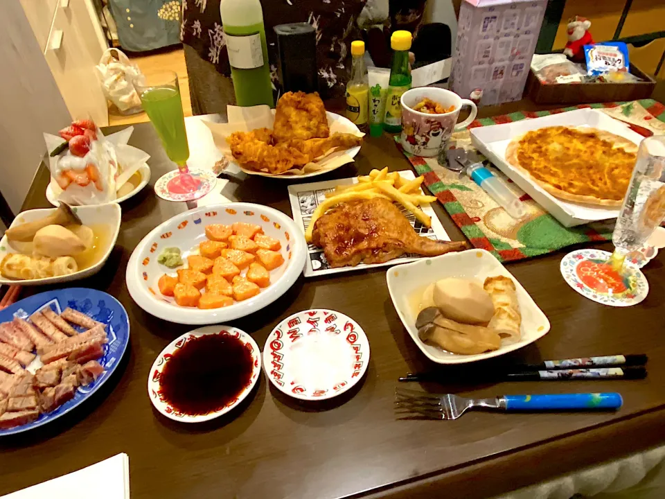 ローストチキン　フライドチキン　フライドポテト　焼肉ビザ　サーモンと鮪の炙り　おでん　苺と抹茶チョコのケーキ　苺とバナナチョコレートケーキ　抹茶ワイン|ch＊K*∀o(^^*)♪さん