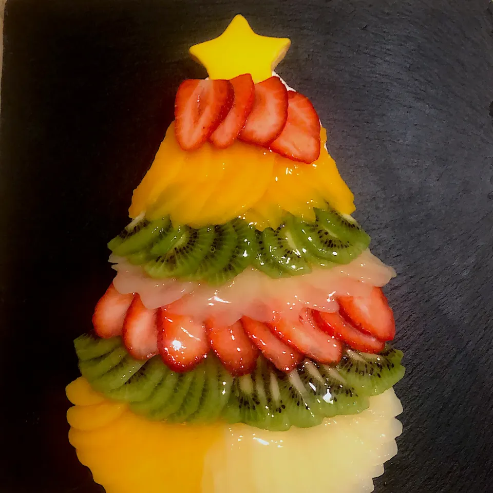 Snapdishの料理写真:クリスマスツリーケーキのつもり(-｡-;皆様(*^_^*)メリークリスマス🎄✨|AXさん