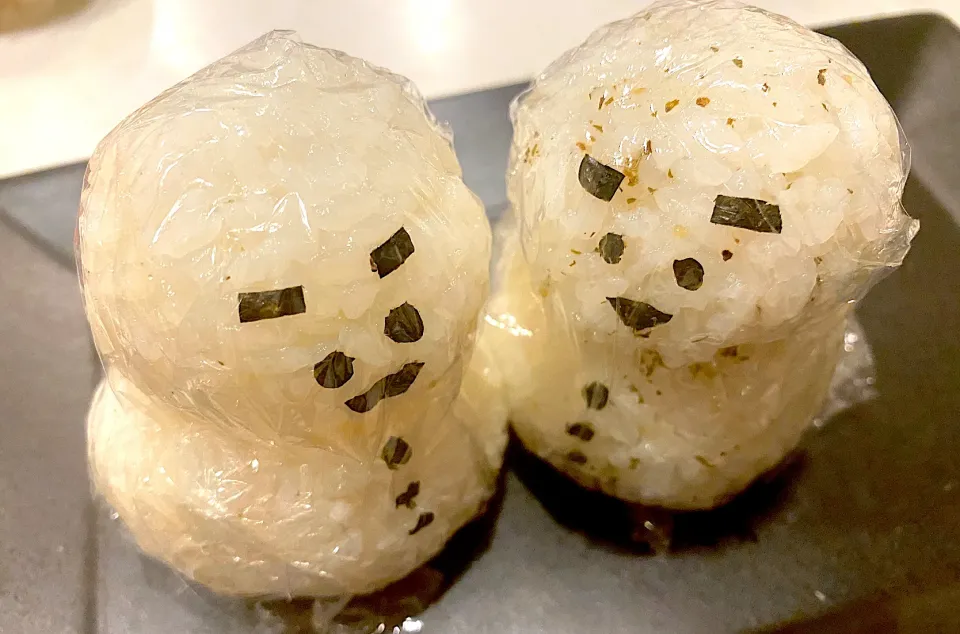 Snapdishの料理写真:雪だるま⛄️おにぎり🍙塩むすびとハーブソルト🧂（土がついた雪だるま🤣💦）|みうのすけさん