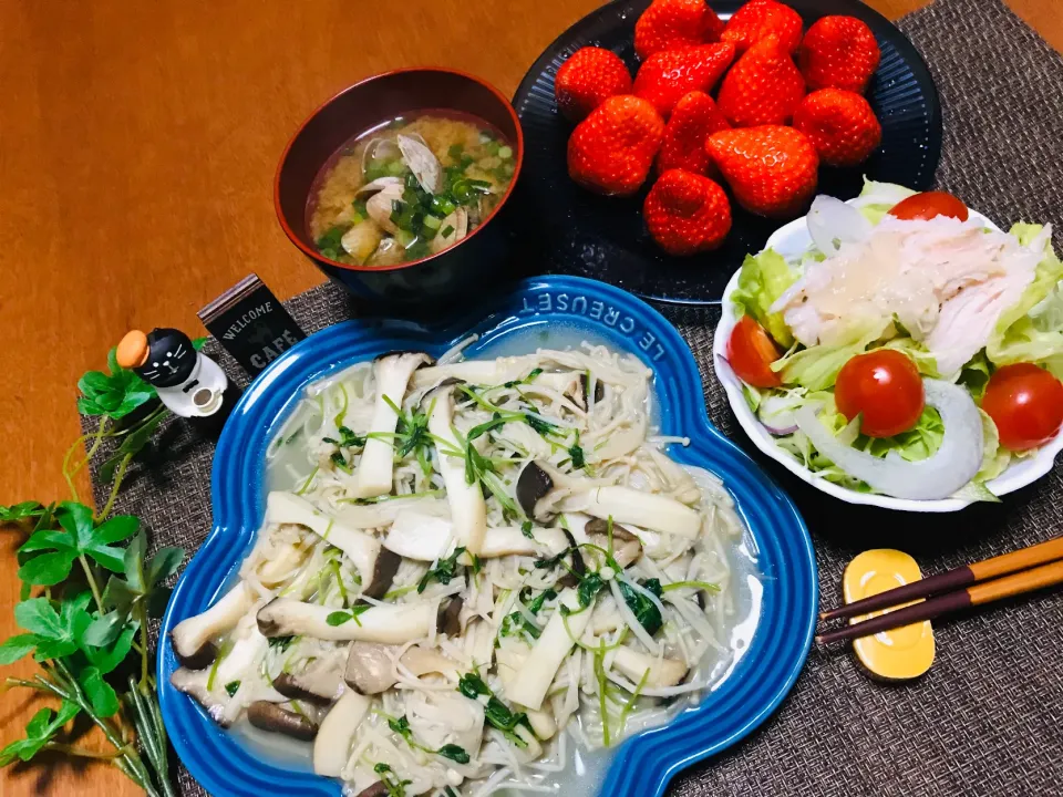 ＊しめじとエリンギのバター醤油炒め＊サラダ＊アサリのお味噌汁＊イチゴ♪|バシュランさん