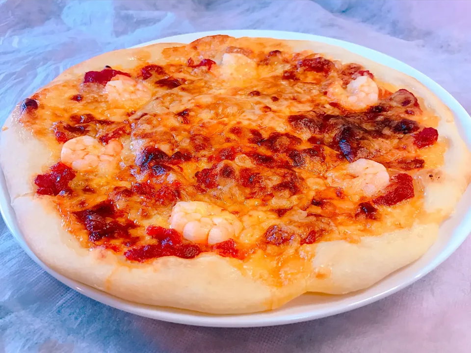 手作りトマトソースで！海老のトマトチーズの手捏ねピザ🍕|かっちゃん杉さん