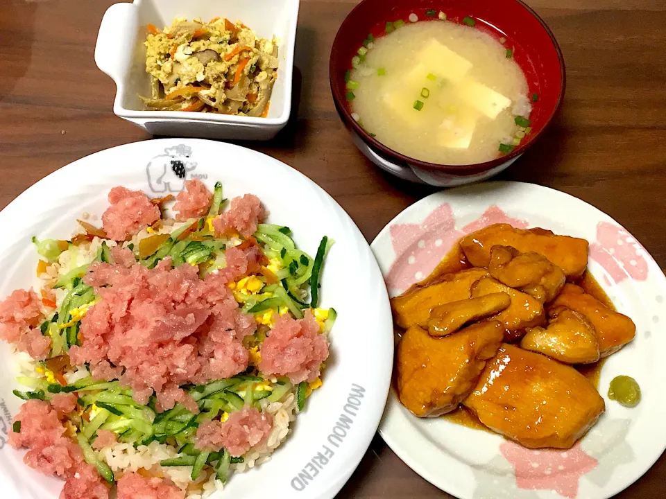 ちらし寿司 とり照り焼き 豆腐ととろろの味噌汁 いり豆腐|おさむん17さん