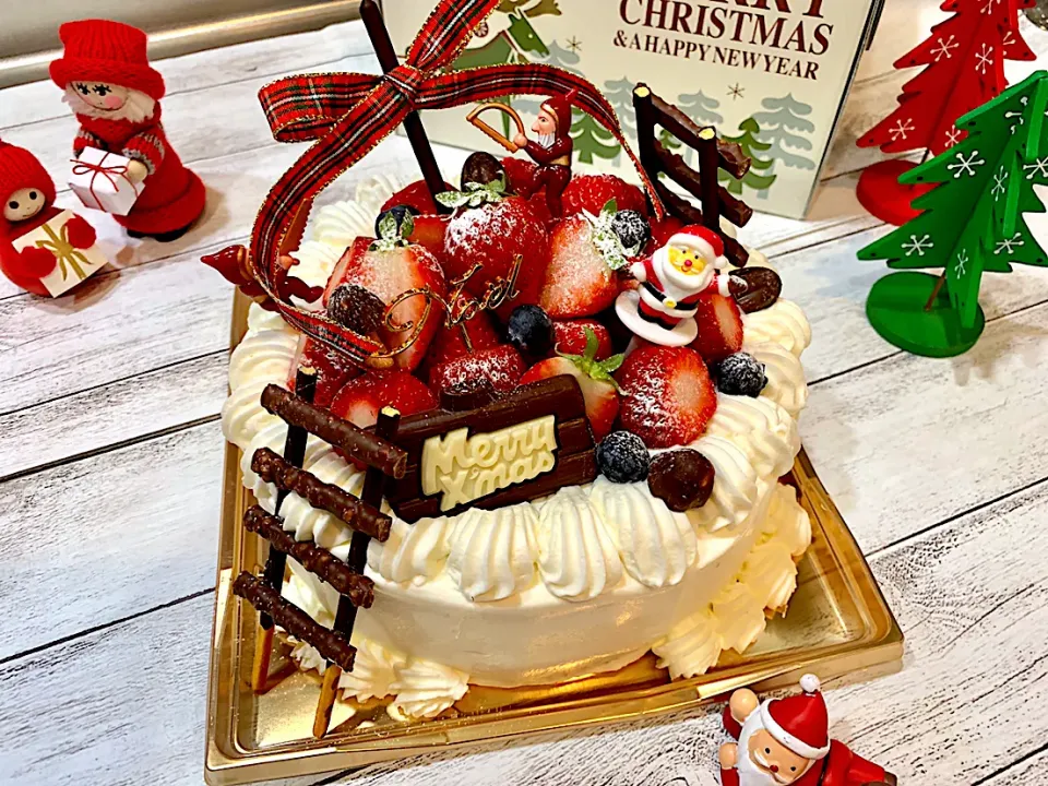 クリスマスケーキ🎂 #クリスマスケーキ #お友達へのプレゼント#イチゴケーキ#お菓子作り好きな人と繋がりたい イチゴケーキが大好きなお友達からのリクエストでした😊|makoさん