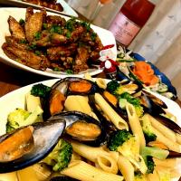 クリスマスっぽい夕飯😋🍷✨🎶
☆ムール貝とブロッコリーのペンネ
☆スモークサーモンサラダ
☆手羽先
☆焼き鳥

チキンは、手羽先が安かったから、みんな大好きな手羽先唐揚げの甘辛いタレ絡め😍あと、子供が好きな焼き鳥(買ってきた)