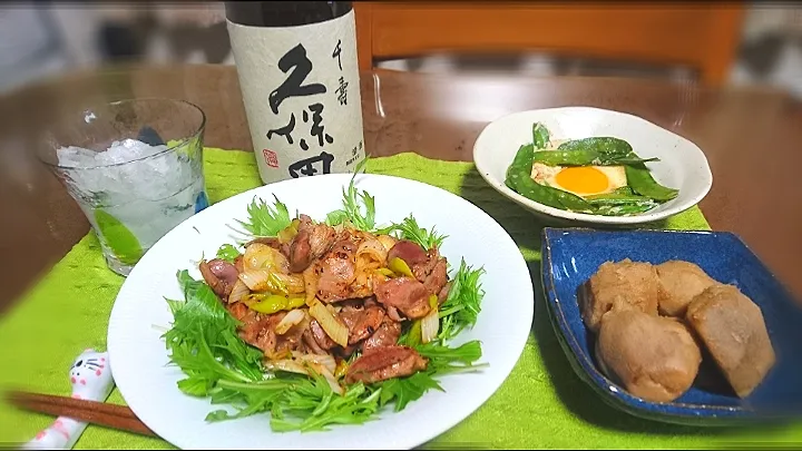 砂肝とネギのガーリック炒め✴️
キヌサヤと卵🥚
里芋の煮物🍶|びせんさん