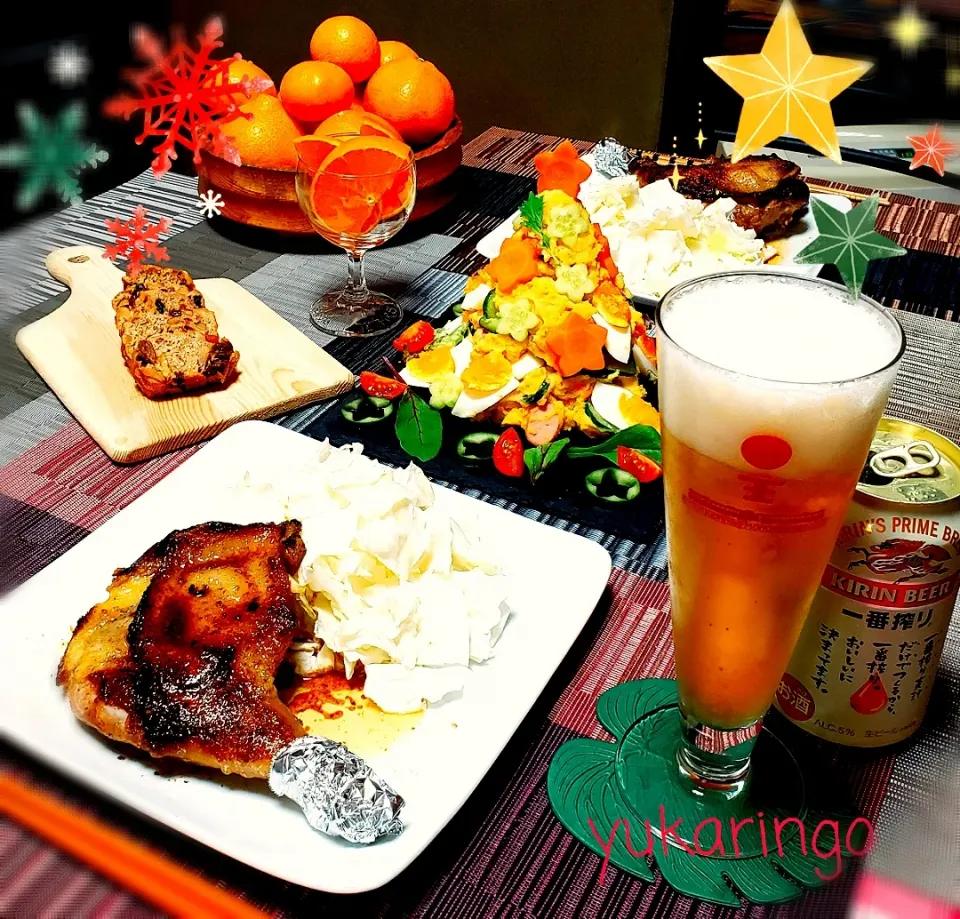 Snapdishの料理写真:素敵なイブを〰️🎄🎅🎁✨

🎄親鳥の骨付き鳥
🎄サツマイモの
　ポテサラツリー
🎄シュト－レン
🎄紅マドンナ🍊
🎄KIRIN一番搾りで✨🍻🎶|yukaringoさん