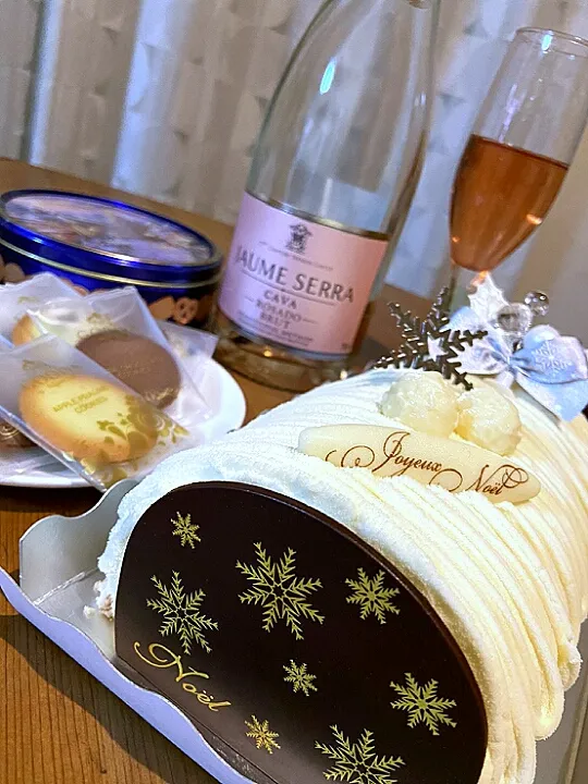 白いブッシュドノエル😋🍷🎶✨

社長からのクリスマスプレゼント😊|アイさん