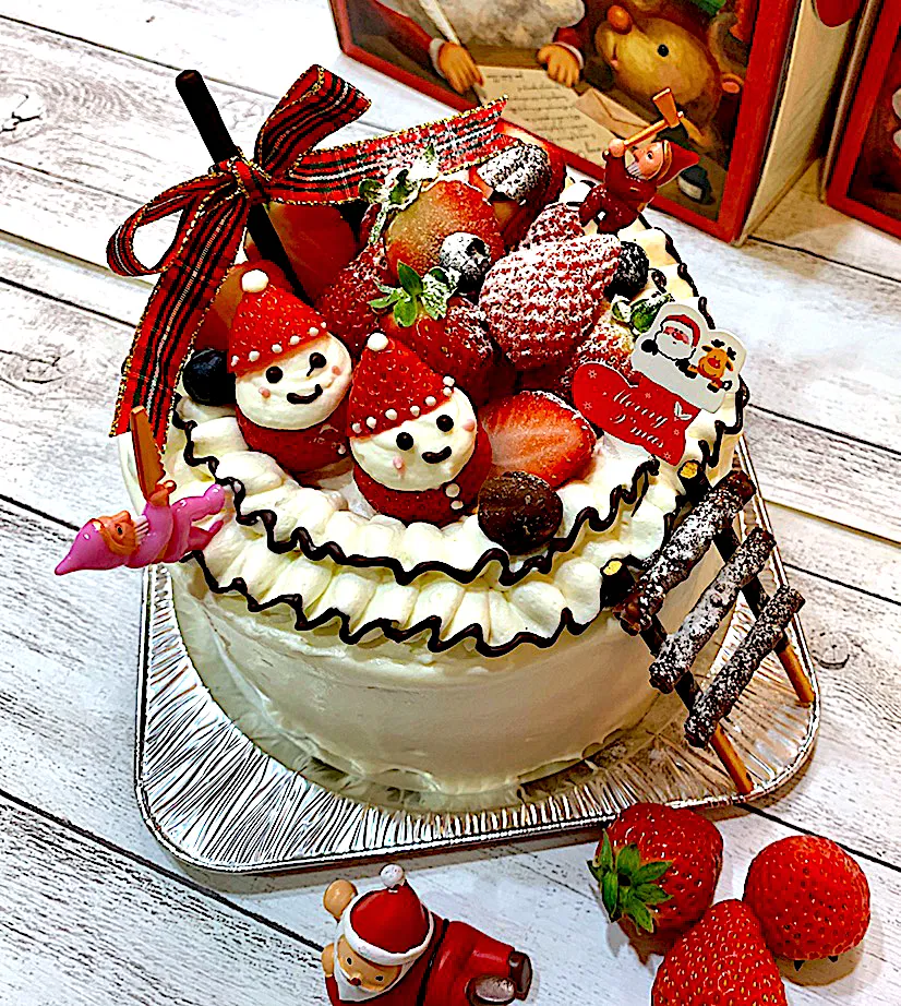 フリルのクリスマスケーキ #クリスマスケーキ＃パーティー#手作りケーキ #お菓子作り好きな人と繋がりたい  頼まれもののケーキ🎂前から作って見たかったフリル絞り、やっぱり可愛い💕|makoさん