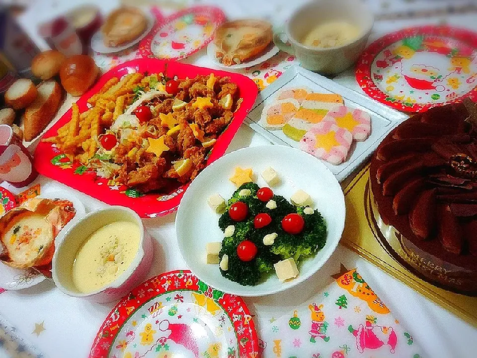 Snapdishの料理写真:Xmasイブ夕食(^ー^)
唐揚げ&サラダ&ポテト
カニグラタン
ブロッコリーとトマトとチーズのツリーサラダ🎄
テリーヌ３種
パン３種
コーンスープ
ケーキ|プリン☆さん