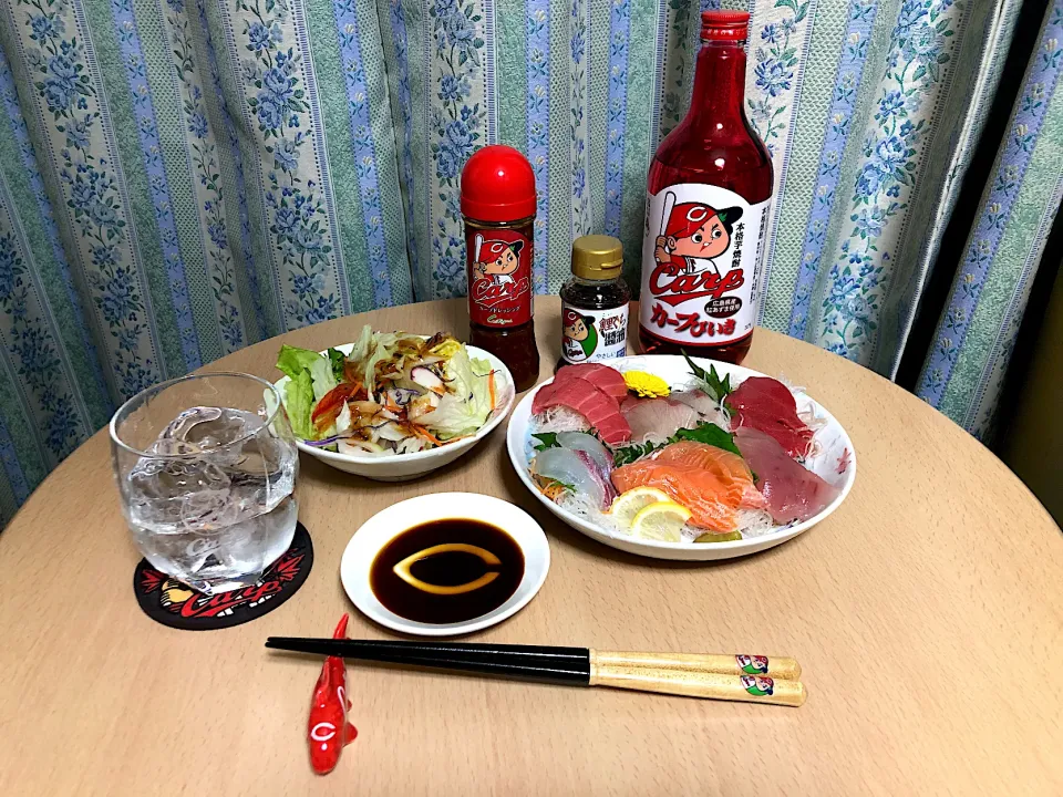 Snapdishの料理写真:本格芋焼酎カープびいき
彩り10品目サラダ
ちょっとずつお刺身盛り合せ|T. Wonderさん