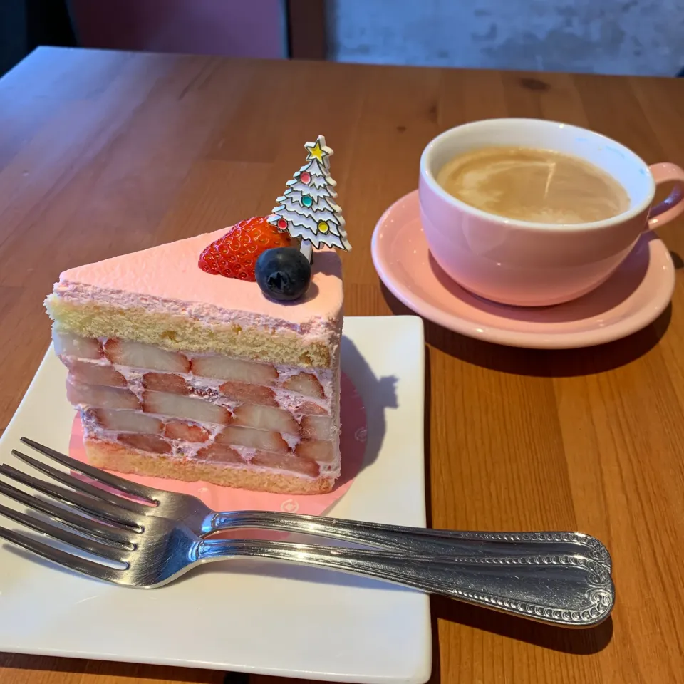 Snapdishの料理写真:いちご一会🍓クリスマスローズ🎄|ちゃみこさん