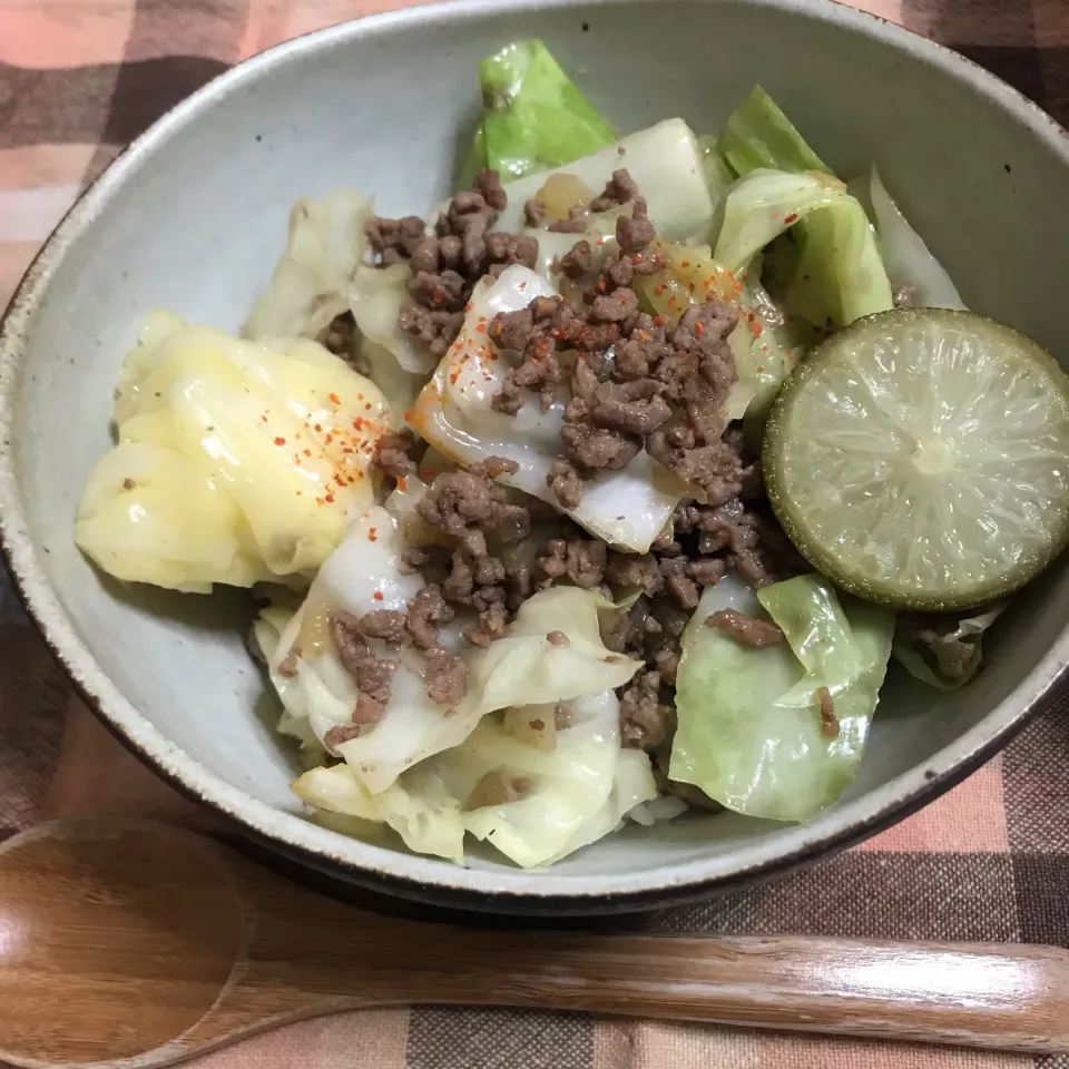 キャベツ炒め丼 ヘベスで😋|あさかさん