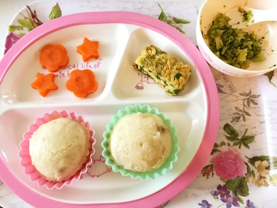 Snapdishの料理写真:1歳✨ご飯～バナナ蒸しパン|綾奈さん