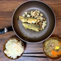 Snapdishの料理写真:白身魚のムニエルと豚汁|Yさん