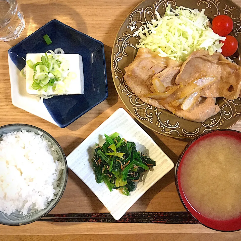 Snapdishの料理写真:晩ご飯🍴塩麹生姜焼き／温やっこ／ほうれん草和え物／菊芋としいたけのお味噌汁|ゆうこさん