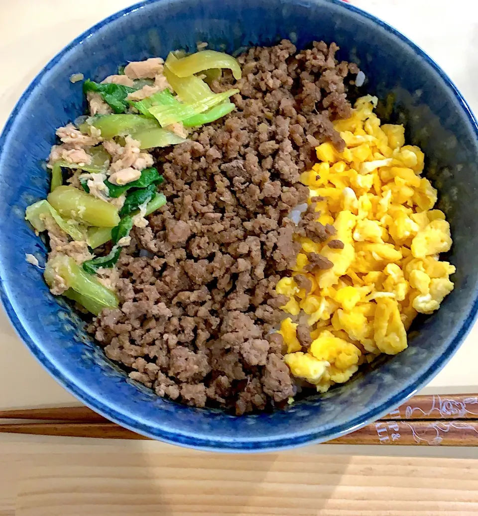 そぼろ3食丼|ぺろたんさん