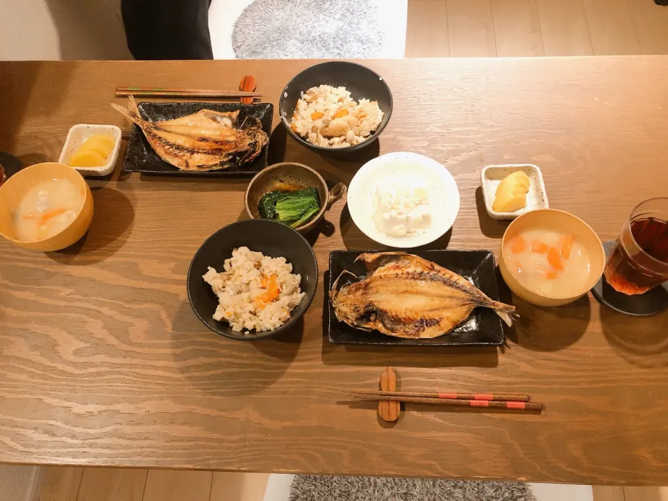 Snapdishの料理写真:炊き込みご飯とアジの開き🐟|あぼさん