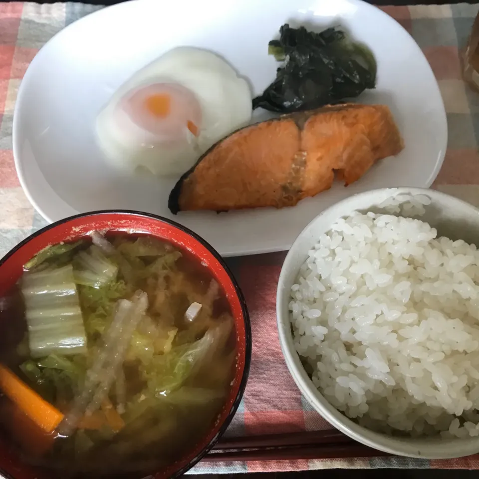 焼鮭定食（焼鮭、目玉焼き、白菜と大根ニンジンのお味噌汁、野沢菜、ご飯）|純さん