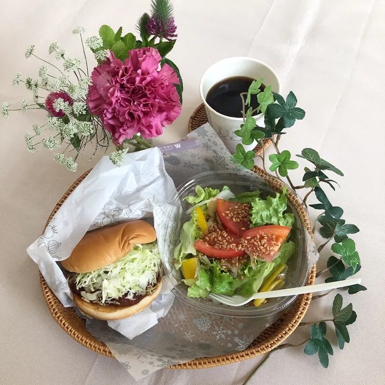 Snapdishの料理写真:12/26❤︎モスバーガー宅配🍔ロースカツバーガーランチ❤︎|Makinsさん