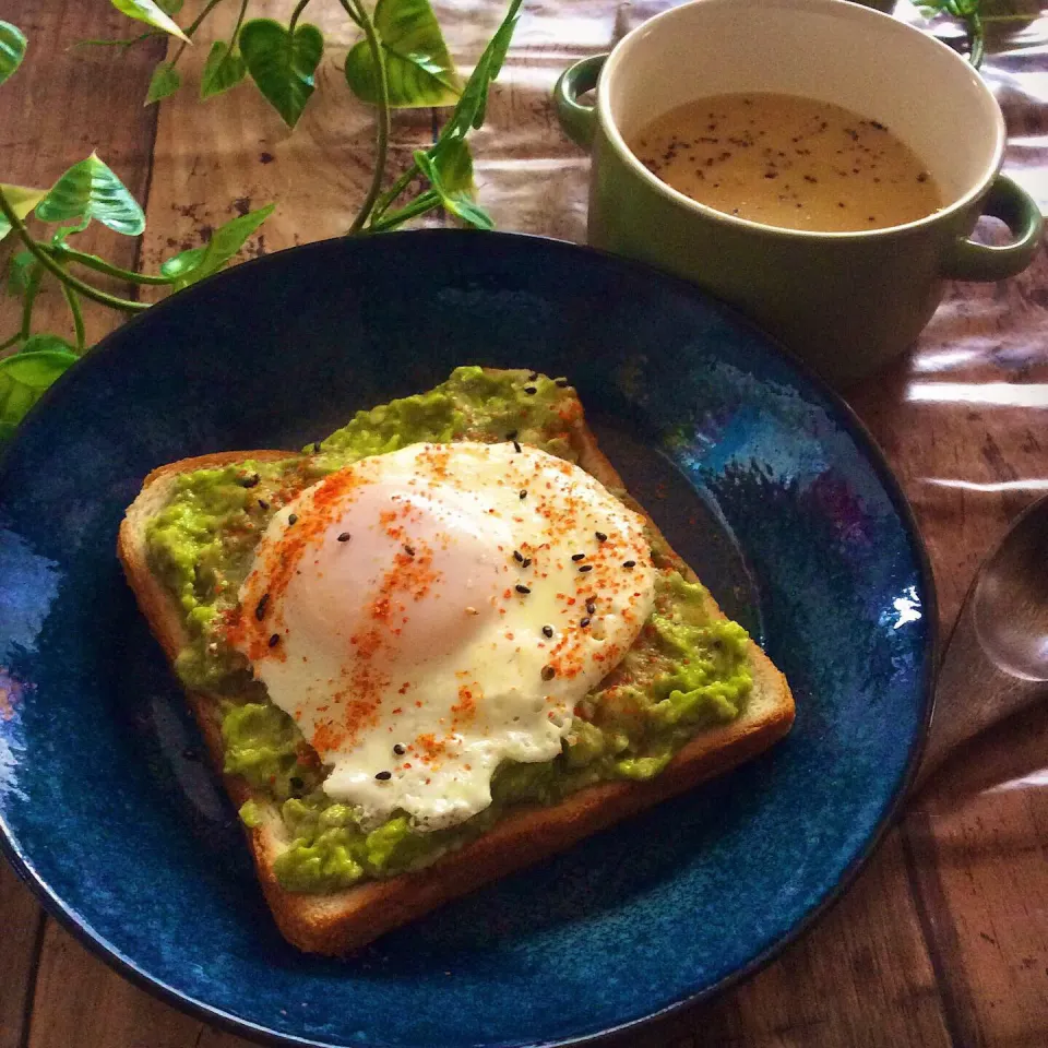 クリスマスの朝ごはんはグリーンが綺麗なアボカドトースト🥑|夢ーテルさん