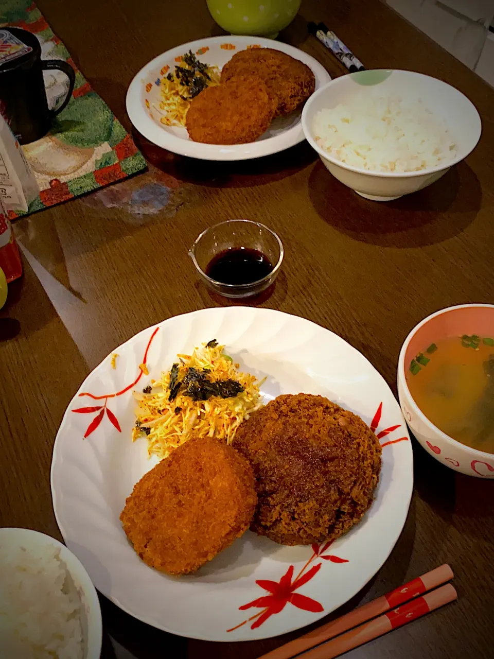 Snapdishの料理写真:味噌入りメンチカツ　牛肉コロッケ　キャベツと韓国海苔の味噌顆粒辣油和え　わかめのお味噌汁|ch＊K*∀o(^^*)♪さん