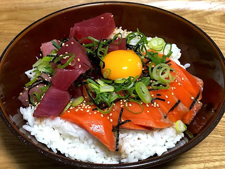 今日の夕食 ☆まぐろとサーモンのユッケ丼|まぁたんさん