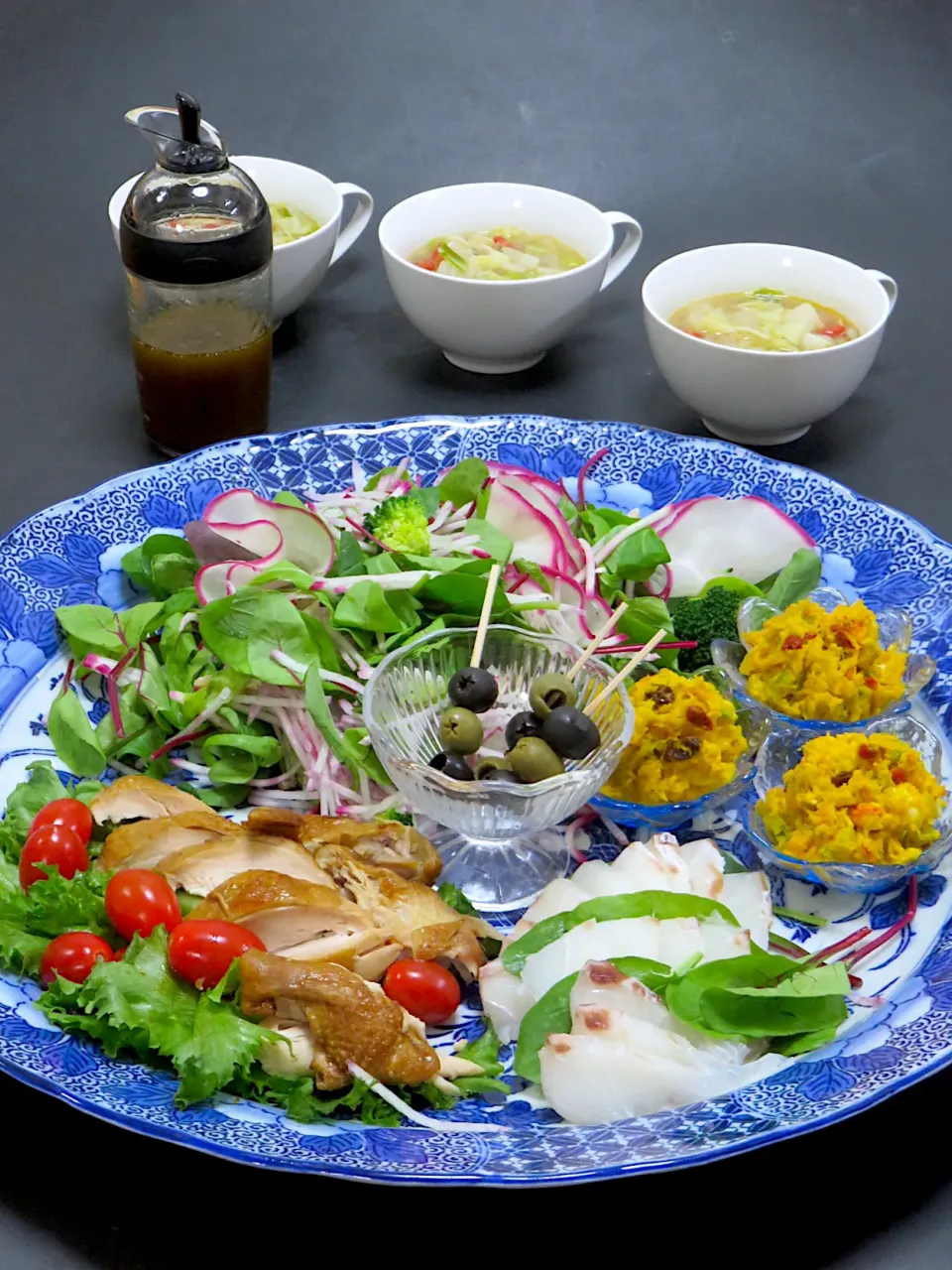 今晩は、鳥照り焼き、昆布締め鯛のお造り、枸杞入り南瓜とクリームチーズのサラダ、旬菜サラダ、8種の角切り野菜のスープ、雑穀ご飯|akazawa3さん