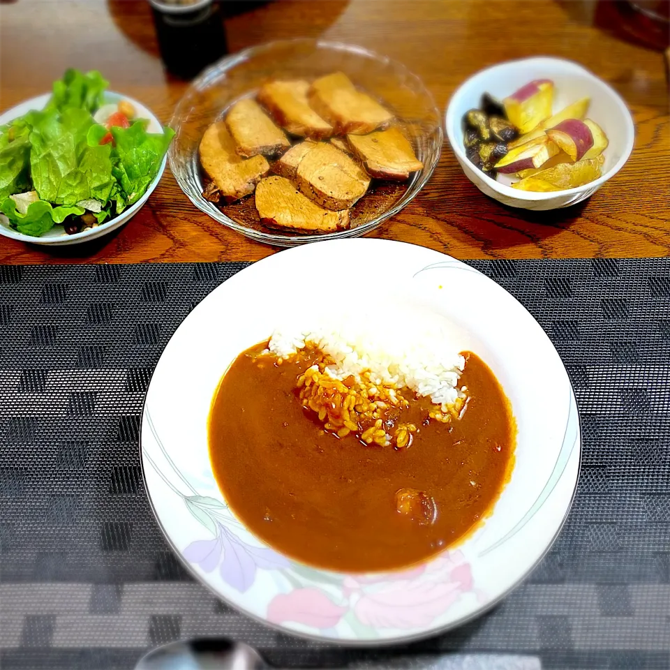 カレーライス、ローストポーク、サラダ、焼き野菜|yakinasuさん