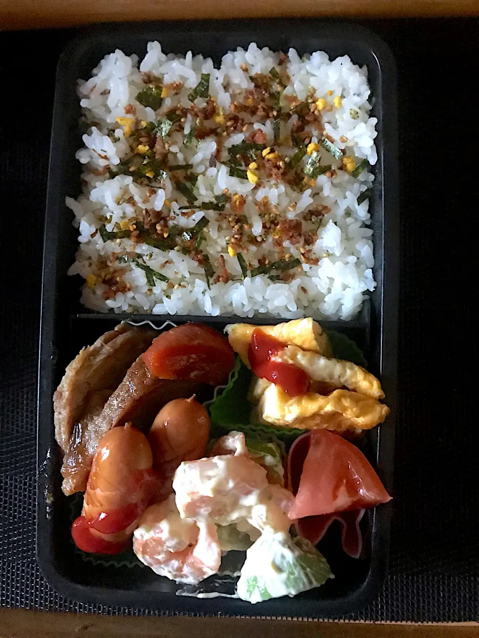 Snapdishの料理写真:12/27 煮豚、海老アボカドサラダお弁当|侑子さん