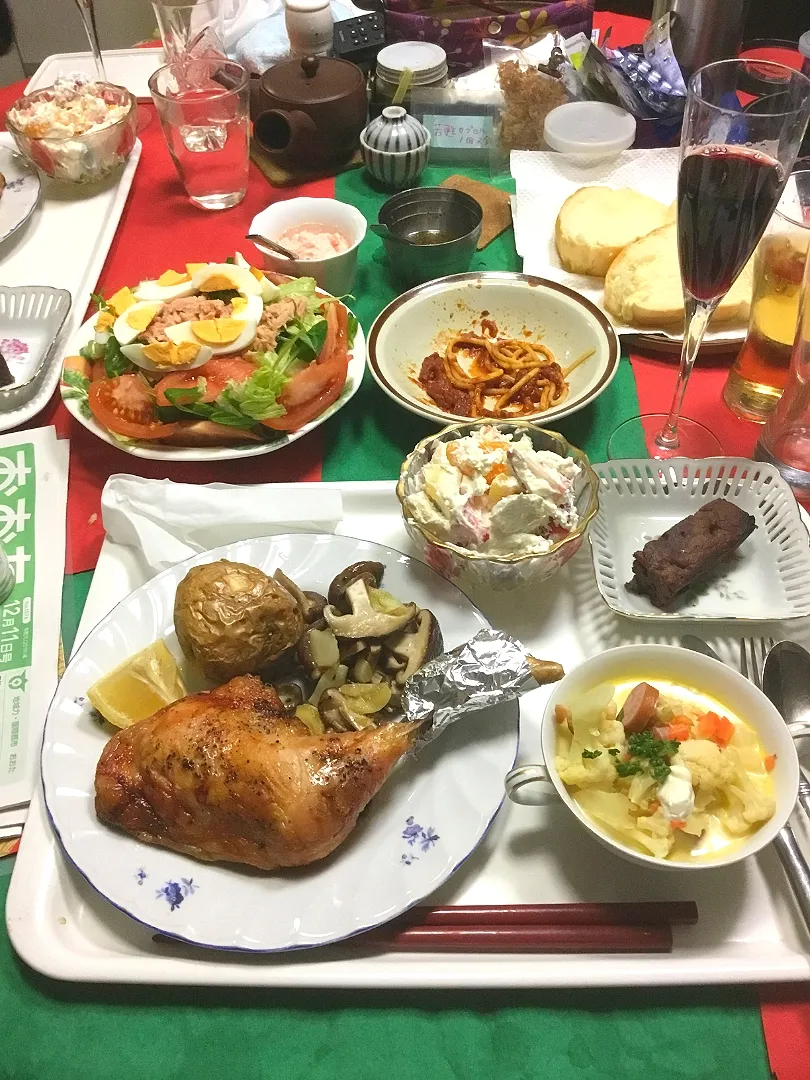 12／23（月）夕食 ウチクリスマス。トリモモ焼き、じゃがいも焼き、シイタケのアヒージョ、カリフラワーのスープ、ニース風サラダ、フルーツサラダ、ベリーのブラウニー。|へいちゃんさん