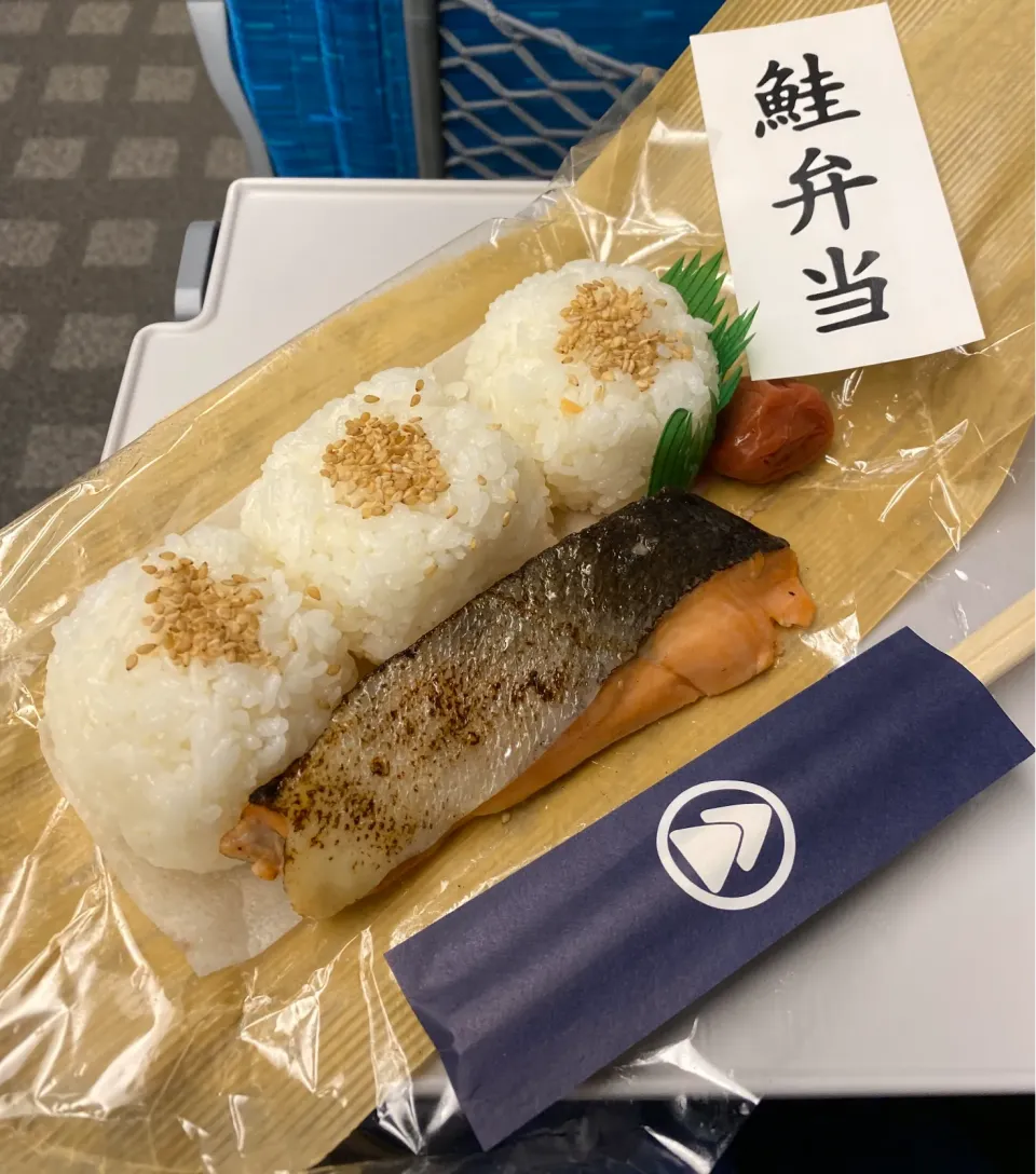 お昼ご飯の🐟シャケおにぎり🍙弁当|にゃあ（芸名）さん