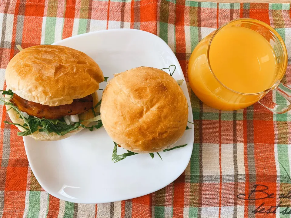 Snapdishの料理写真:ベーコンレタスバーガー🍔息子作|renharuruさん