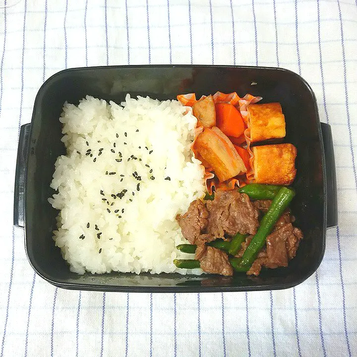 Snapdishの料理写真:牛肉といんげんのオイスターソース炒め弁当|jun(・x・)さん