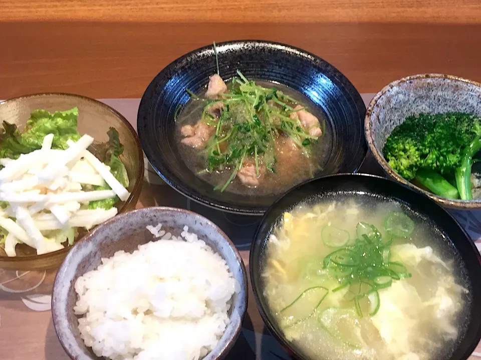 Snapdishの料理写真:晩御飯
豚肉と豆苗のみぞれ炒め、ブロッコリーの塩ダレ、帆立と大根のサラダ、白米、エビワンタンスープ|かよちゃんさん