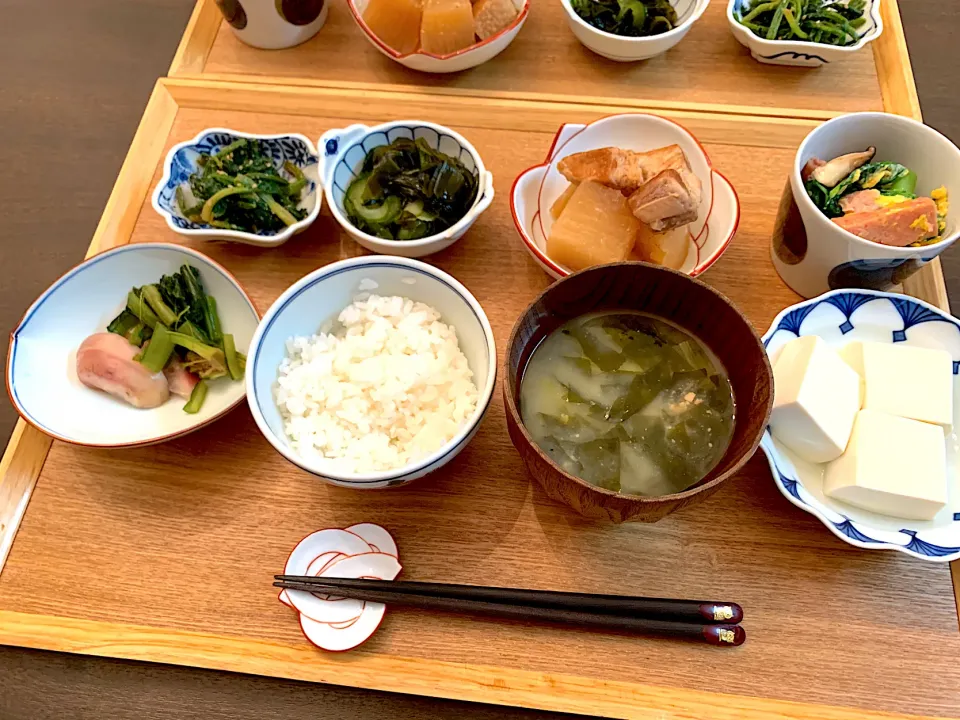 Snapdishの料理写真:ほうれん草の胡麻和え　きゅうりとワカメの酢の物　漬物　大根と豚バラのべっこう煮　小松菜とスパムの卵とじ　冷奴　お味噌汁|NAKATAさん