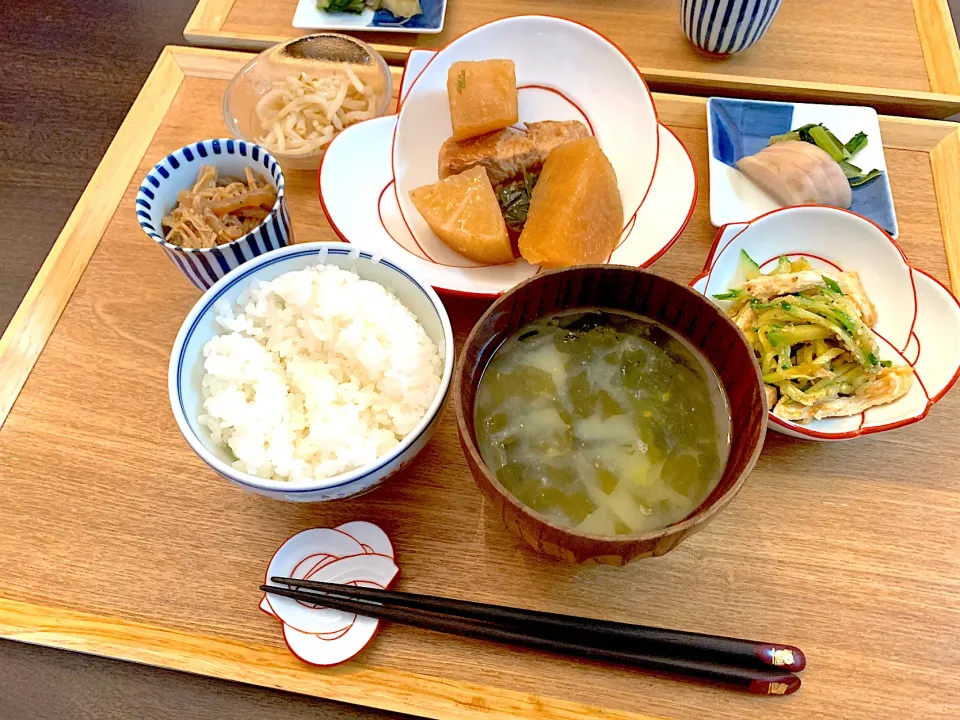 えのきとこんにゃくの金平　もやしのナムル　大根と豚バラのべっこう煮　漬物　きゅうりとチキンの油淋鶏　お味噌汁|NAKATAさん