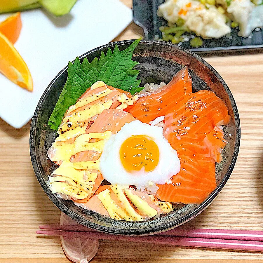 Snapdishの料理写真:サーモンの2種丼🤤|かなこ🌼さん