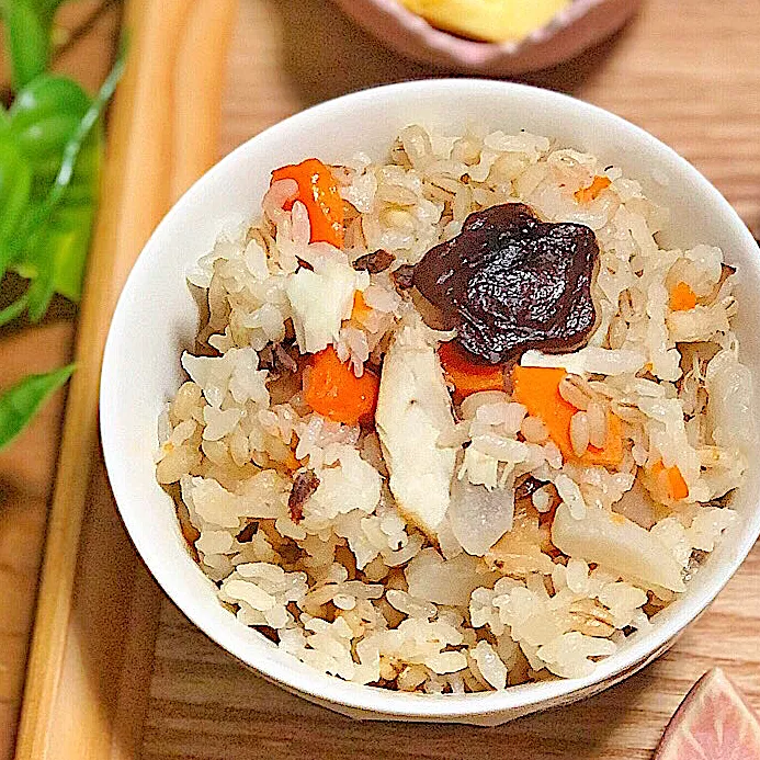 魚の切り身を足すだけ！旨味炊き込みご飯🤤|かなこ🌼さん