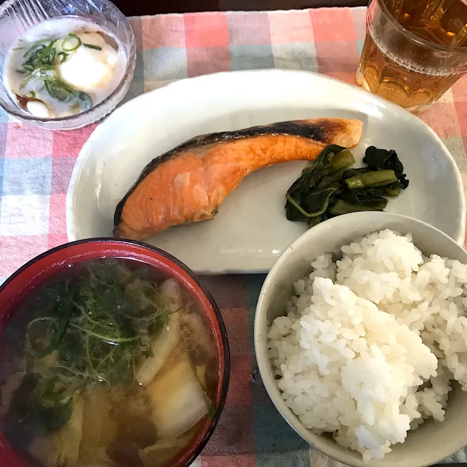 焼鮭、温玉、野沢菜、白菜と春菊のお味噌汁|純さん