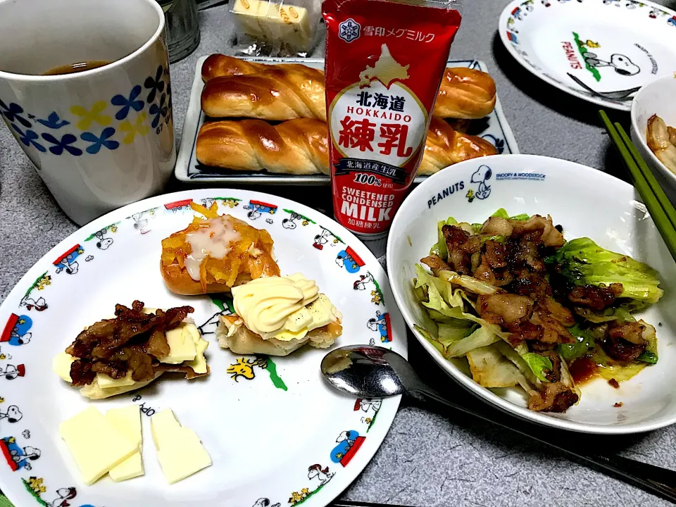 珈琲美味い♪コーヒーと味が合う #朝食  米粉パン、バターパン(照焼き肉パン、チーズマヨパン、練乳パン、マーマレード(フェアトレード企画)パン)、温レタス|ms903さん