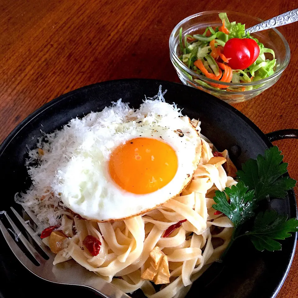 シンプルランチ！ 目玉焼きのせペペロンチーノをタリアテッレで。 サラダ付き|Kさん