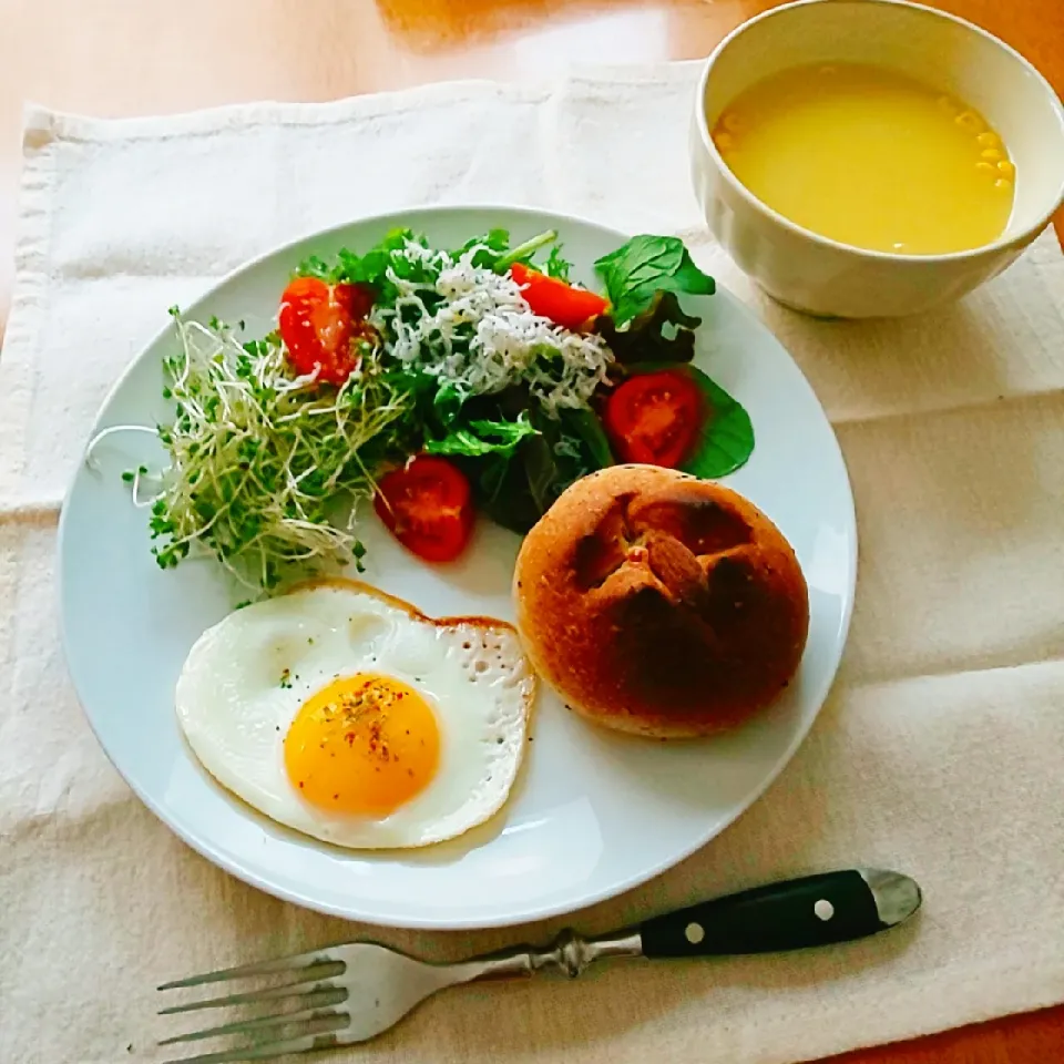 チーズゴマパンで朝ごはん|えるえるさん